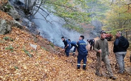 Σε ύφεση, αλλά όχι ακόμη υπό έλεγχο, η πυρκαγιά￼